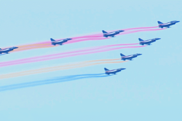 鹰眼策略 震撼现场 战机与北京地标同框